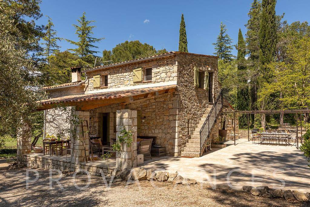 Flot stenhus med pool beliggende i smukke vinmarker i Provence in Callas, Draguignan regionen