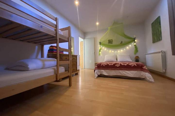 Gîte pour 8 personnes, avec piscine ainsi que terrasse et jardin, animaux acceptés à Saint-Barthélemy-le-Plain - 3