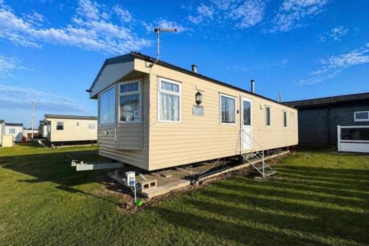 Chalet for 8 people, with Pool in Leysdown