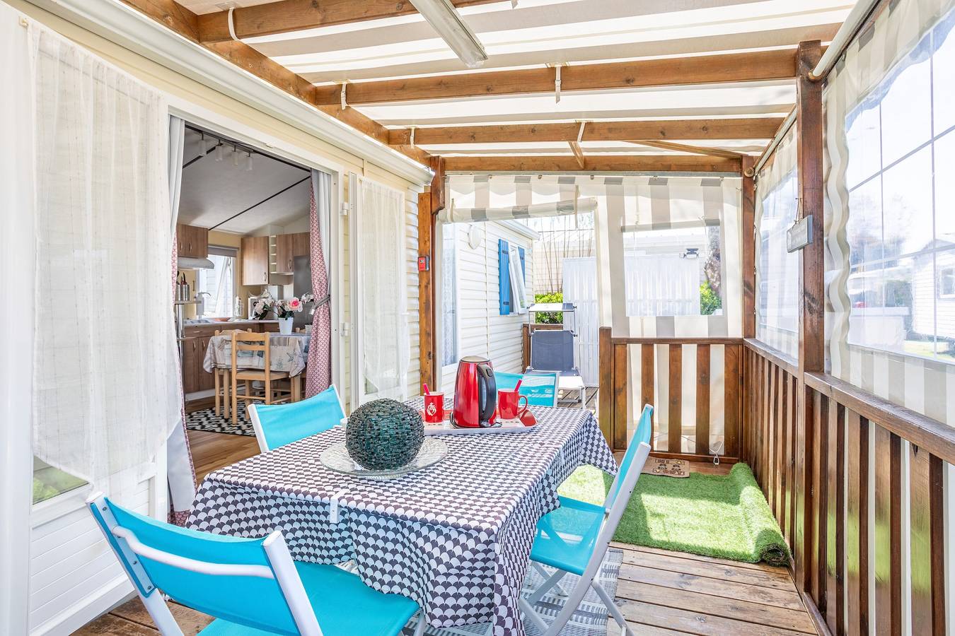 Mobile Home 'Au Calme - Piscine' avec piscine partagée et terrasse privée in Saint-Hilaire-de-Riez, Vendée