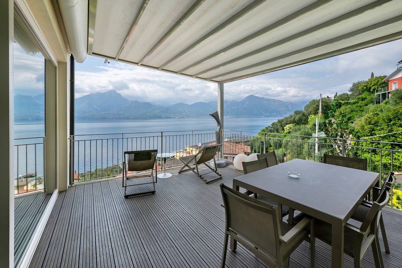 Appartement entier, Appartement "Résidence La Mignon Terrazza" avec vue sur le lac, climatisation et terrasse in Torri del Benaco, Montagnes autour du lac de Garde