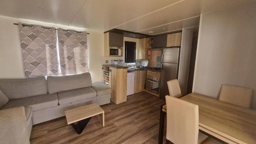 Camping pour 8 personnes, avec jardin et jacuzzi ainsi que piscine et bassin pour enfant, animaux acceptés à Canet-en-Roussillon - 4