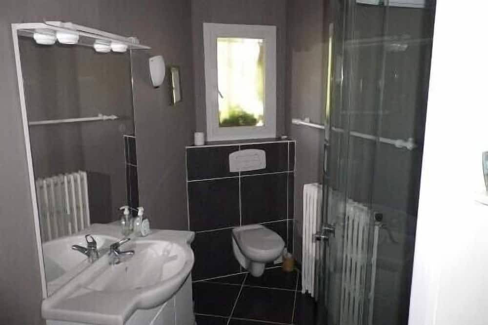Villa 8 couchages,2 salles d'eau,cuisine d’été,piscine chauffée,parking ombragé. in Mornas, Vaucluse