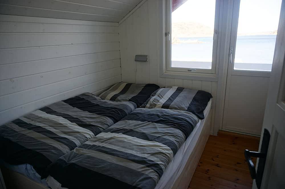 Vissershut direct aan zee met een fantastisch uitzicht en top vissersboot in Korshamn, Lyngdal (gemeente)