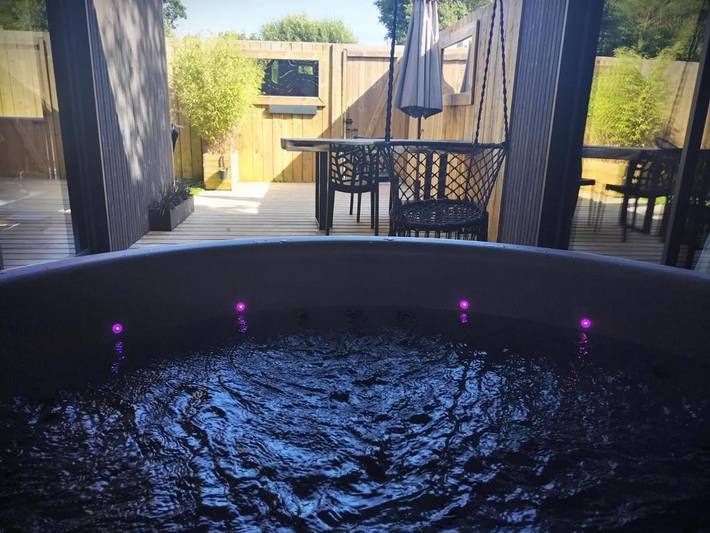 Location de vacances pour 2 personnes, avec Jacuzzi et Terrasse ainsi que Jardin et Sauna à Saint-Coulitz