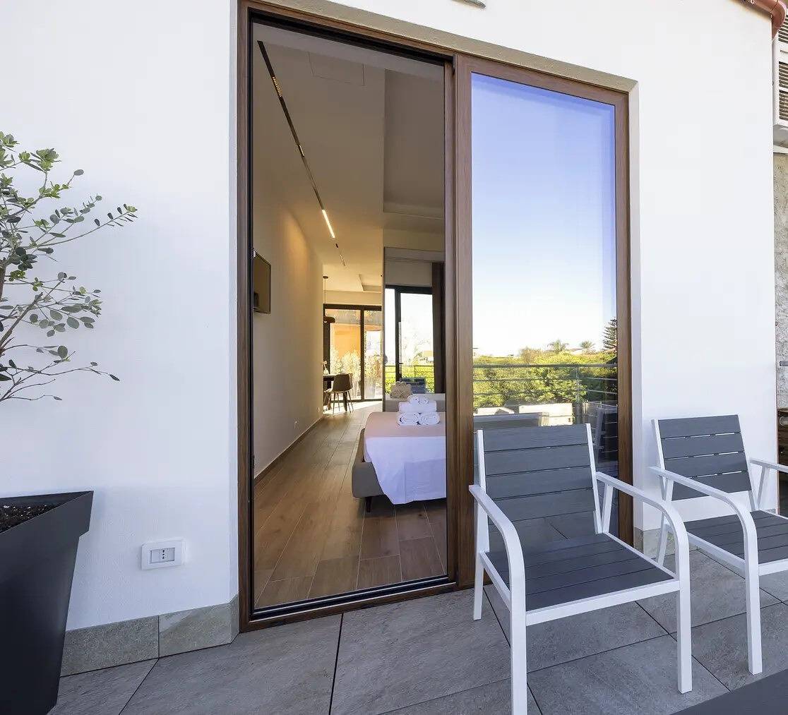 Estudio entero, Apartamento vacacional "La Brisa - Maestrale' con vistas a la montaña, terraza privada y Wi-Fi in Capo d'Orlando, Provincia de Messina