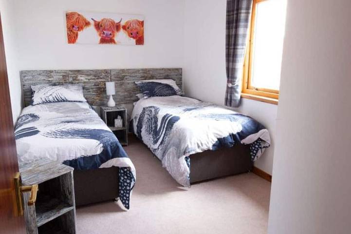 Beautiful 2 bed cottage, peaceful location in Scottish Highlands; pet friendly in Boat of Garten, Cairngorms National Park