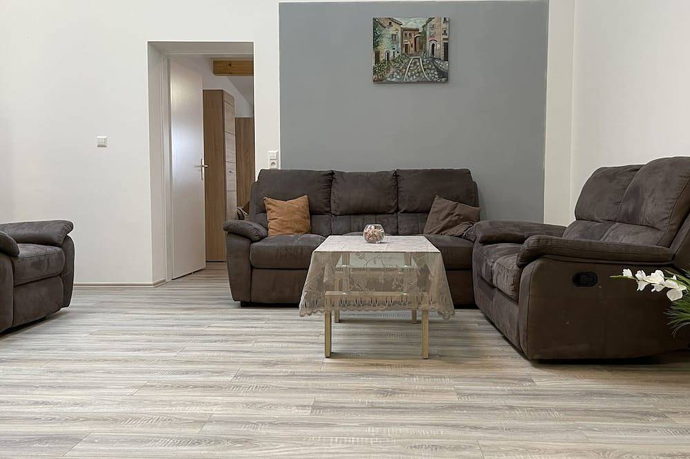 Ganze Wohnung, 8P-Modern und neu renovierte geräumige Wohnung auf zwei Ebenen in Feldkirch (Deutschland), Hartheim