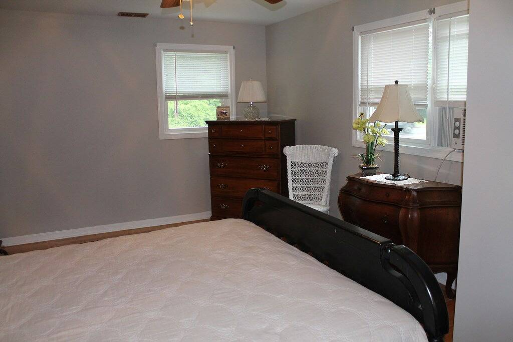 Guilford home -self check in, off-street parking in Guilford, Connecticut