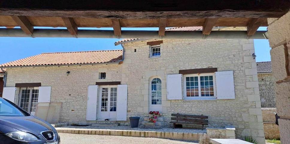 Gîte pour 5 personnes, avec piscine et vue à Sossais