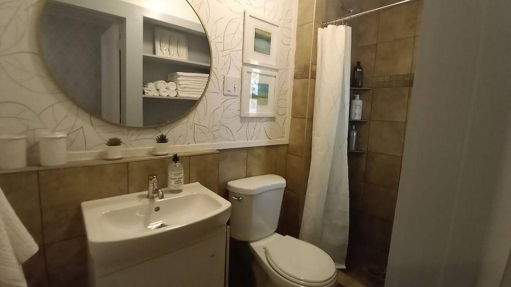 Adorable 1 bd Cottage for a fun couple's getaway, Central location, Dog Friendly in Kitty Hawk, Dare County