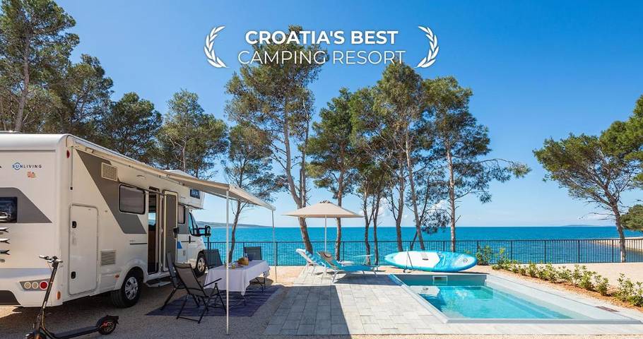 Camping per 9 persone, con Giardino e Piscina nonché Sauna e Panorama a Pag