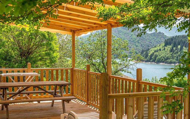 Location de vacances pour 4 personnes, avec terrasse ainsi que vue et piscine dans Lac de Villefort - 2