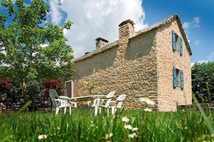 Location de vacances pour 7 personnes, avec jardin, animaux acceptés à Saint-Georges-de-Lévéjac