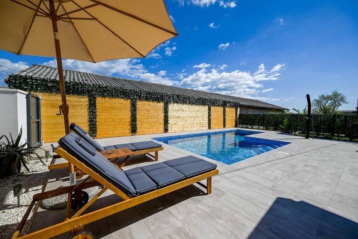 Ferienhaus für 2 Personen, mit Balkon und Terrasse sowie Pool in Tomišići