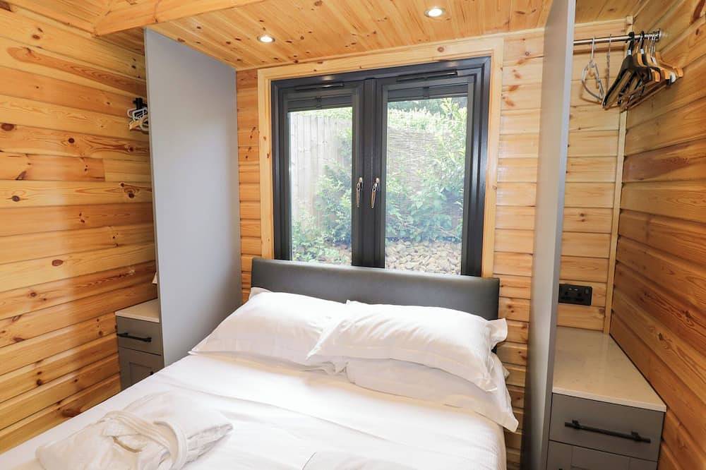 The Shepherds Hut At Bridge Lake Farm & Fishery in Chacombe in Oxfordshire