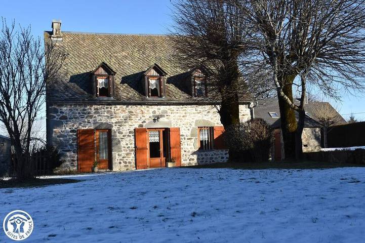 Location de vacances pour 8 personnes, avec terrasse et jardin à Tauves