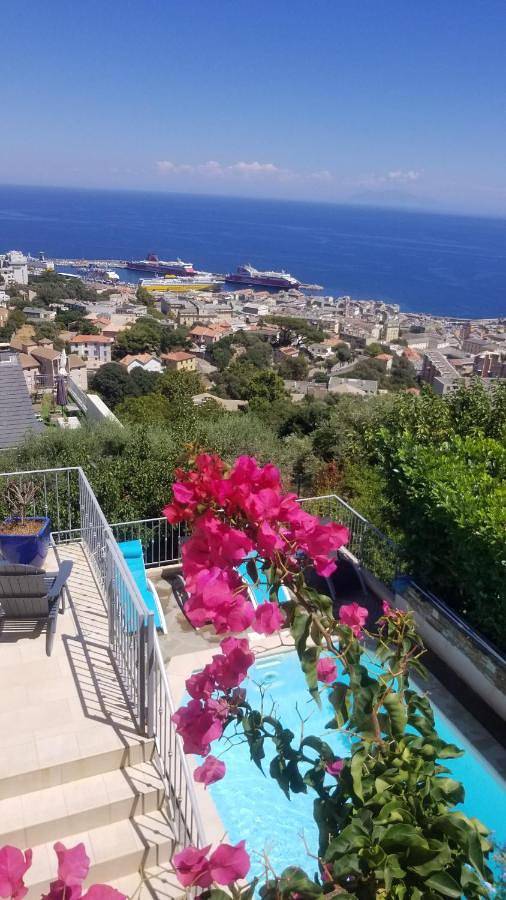 Maison de vacances pour 2 personnes, avec Balcon et Terrasse ainsi que Jardin et Piscine à Bastia