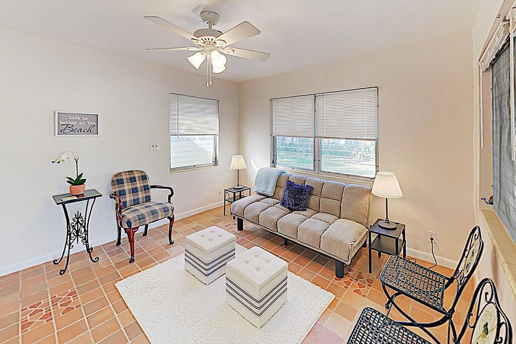 5 Minutes to Beach | Sparkling Tropical Getaway | Large Screened Lanai in Lantana, Palm Beach County