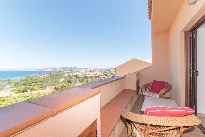 Appartamento intero, Appartamento vacanze Orizzonte Rosso vicino alla spiaggia con vista mare e terrazza in Palau (villaggio), Palau (Sardegna)