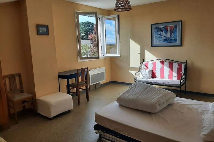 800 m from beaches, large family house, large garden, town center, quiet area in Saint-Michel-Chef-Chef, Côte de Jade