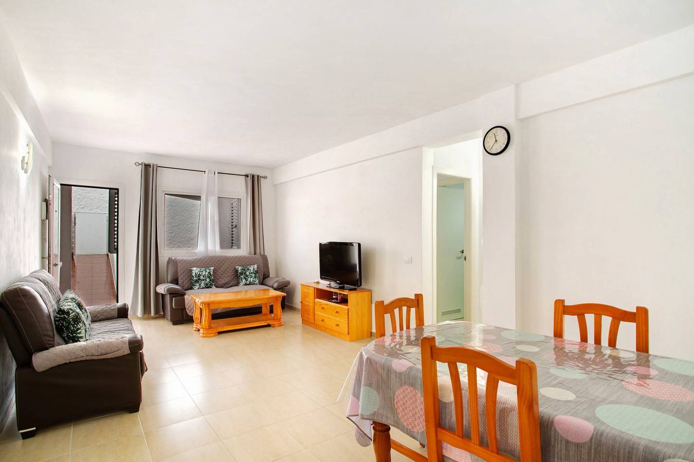 Apartamento entero, Apartamento de vacaciones 'Rach Agaete' con piscina compartida, terraza privada y Wi-Fi in Puerto de las Nieves, Agaete