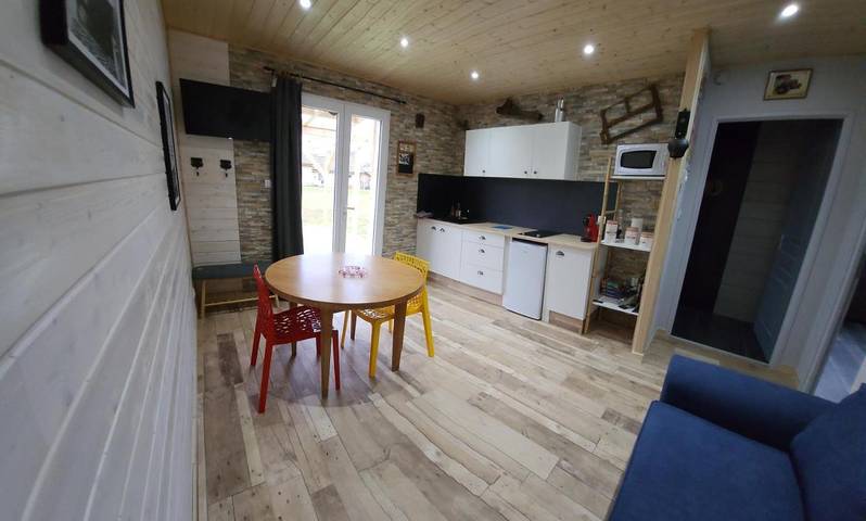 Gîte pour 2 personnes, avec Terrasse ainsi que Jardin et Vue à Sirod