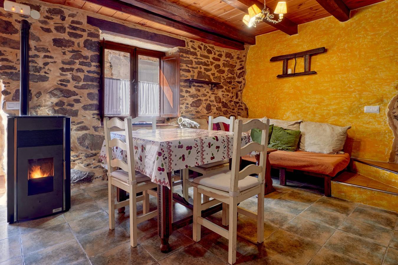 Maison de campagne "El Sardón I" avec vue sur la montagne, Wi-Fi et climatisation in Bembibre, Chaîne Cantabrique
