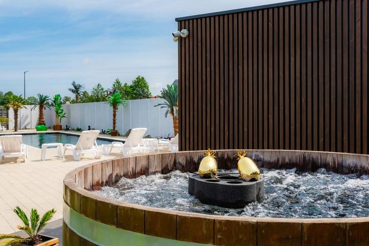 Ferienhaus für 8 Personen, mit Whirlpool und Garten sowie Sauna und Pool