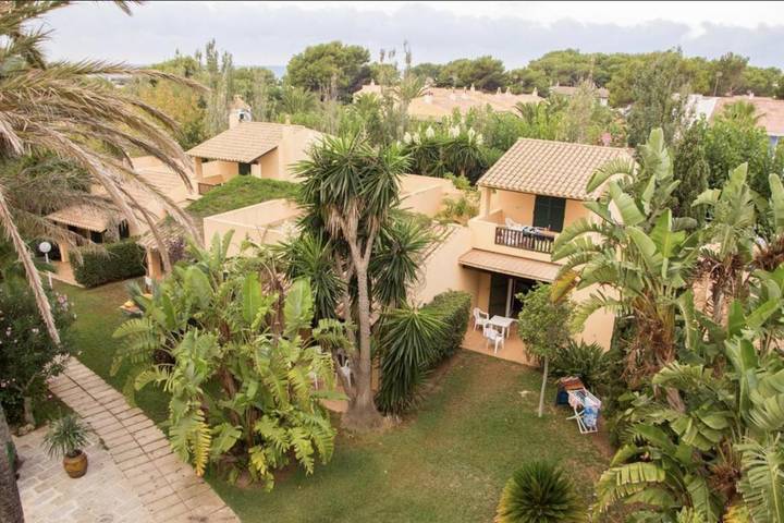 Appartement de vacances pour 4 personnes, avec vue et terrasse ainsi que jardin et piscine