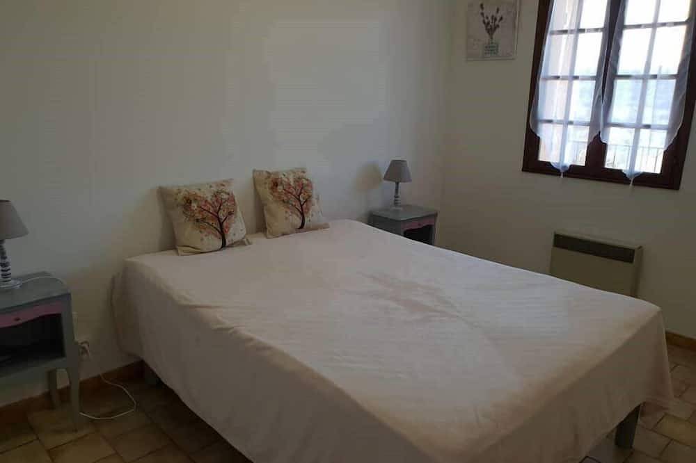 Entire apartment, (J) apartment 1 room, quiet, sun, free parking in Gréoux-les-Bains, Verdon Regional Natural Park