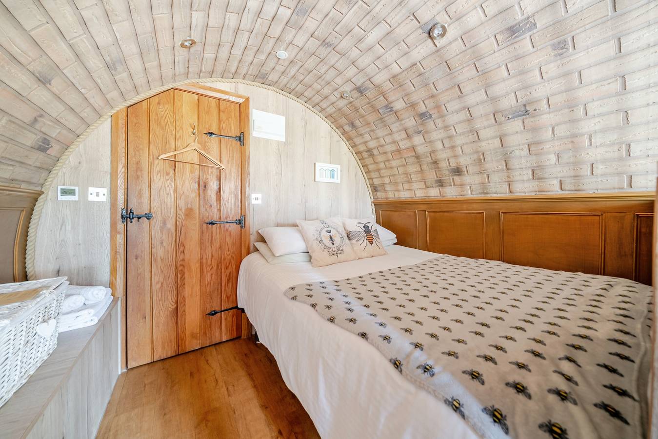Luxury Pod-Sleeps 2-Hot Tub-Pets-Garden in Minster-on-Sea, Kent