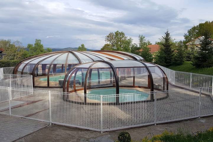 Chalet pour 4 personnes, avec piscine et sauna ainsi que jacuzzi et jardin