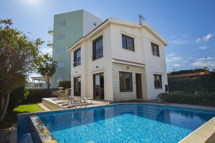 Vacation rental for 6 people, with Balcony and Terrace as well as Yard in Protaras