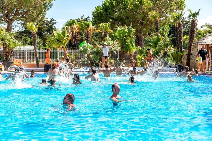 Camping pour 4 personnes, avec terrasse et piscine ainsi que bassin pour enfant et sauna, animaux acceptés à Le Barcarès - 4