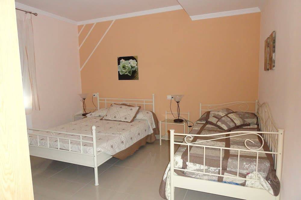 Chalet con  Piscina privada, billar futbolín, Bbq, 5 mim a playa, vista montaña. in Gilet, Costa de Valencia