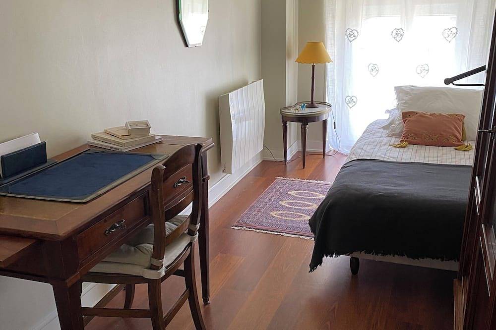 Apartamento entero, 18th-century apartment on the banks of the Garonne 10 minutes from downtown Chartrons parking in Burdeos, Región de Burdeos