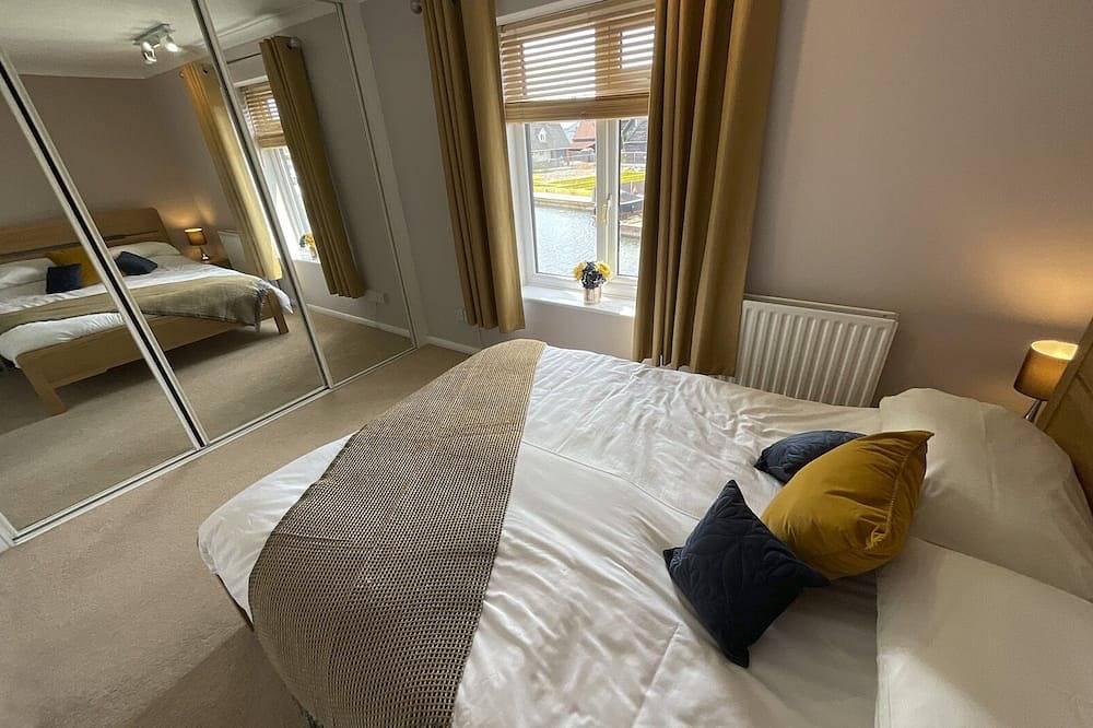 3 Bedroom Swan Cottage In Wroxham, Norfolk, Norfolk Broads, England in Hoveton, The Broads