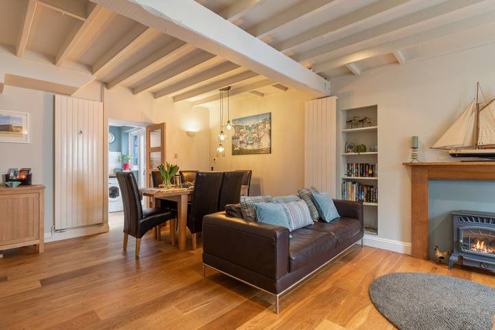 A Stone's Throw - Sea Views, Yards from Beach in Saundersfoot, Pembrokeshire