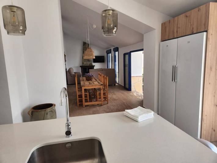 Casa rural para 6 personas, con vistas y terraza además de piscina y jardín en Canillas de Albaida - 4