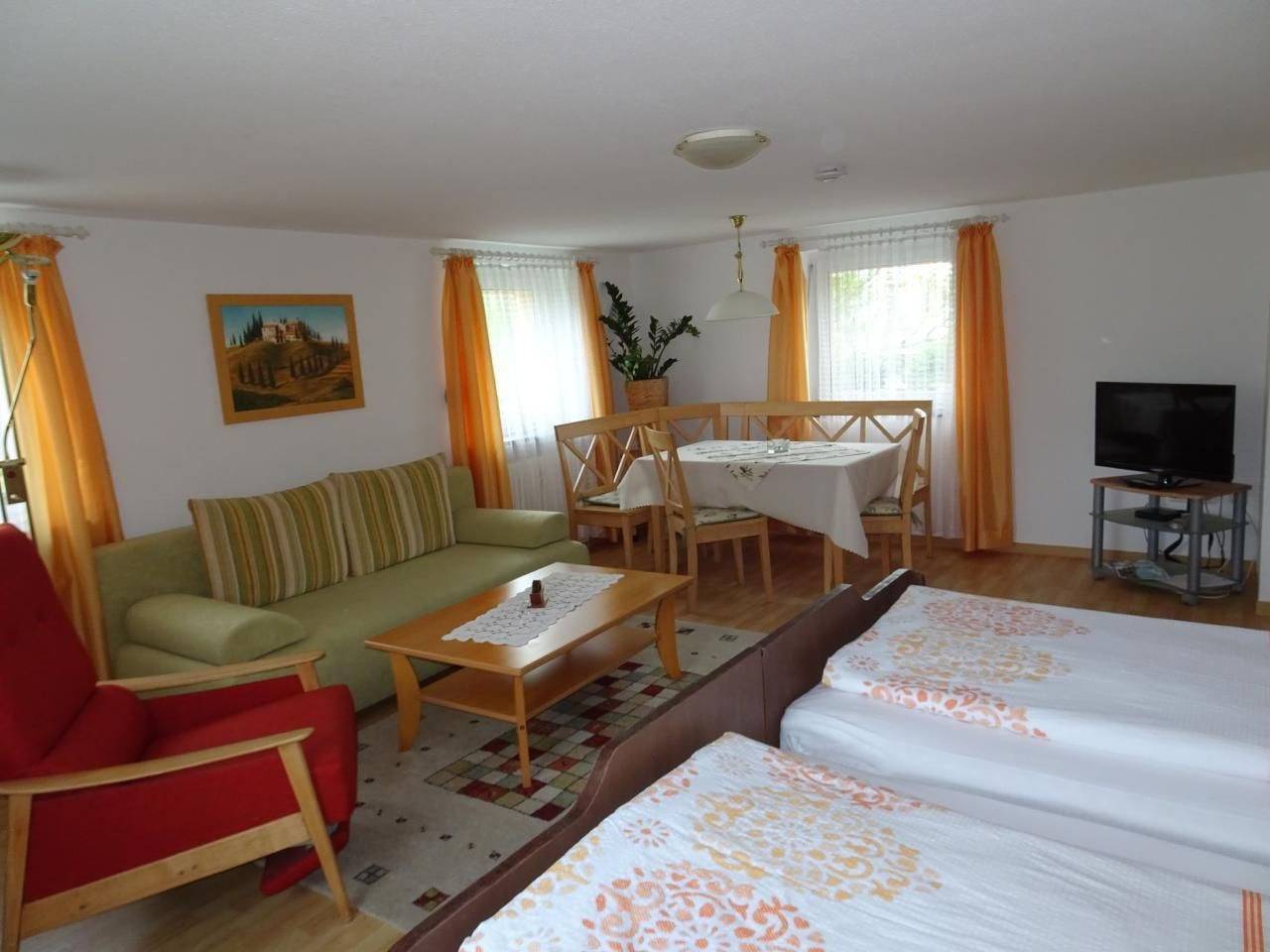 Entire apartment, Nette Wohnung in Garitz mit Garten und Terrasse in Bad Kissingen, Rhön-Bayern