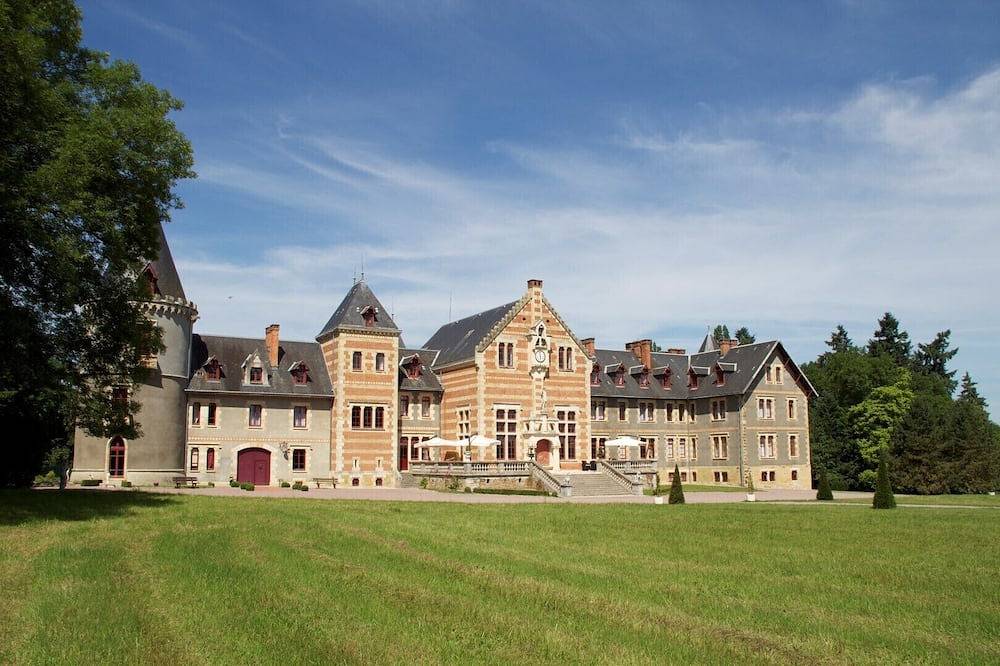 Luxury Renovated Castle Beguin - 18 rooms for max 40/50 persons, pool, tennis... in Lurcy-Lévis, Allier