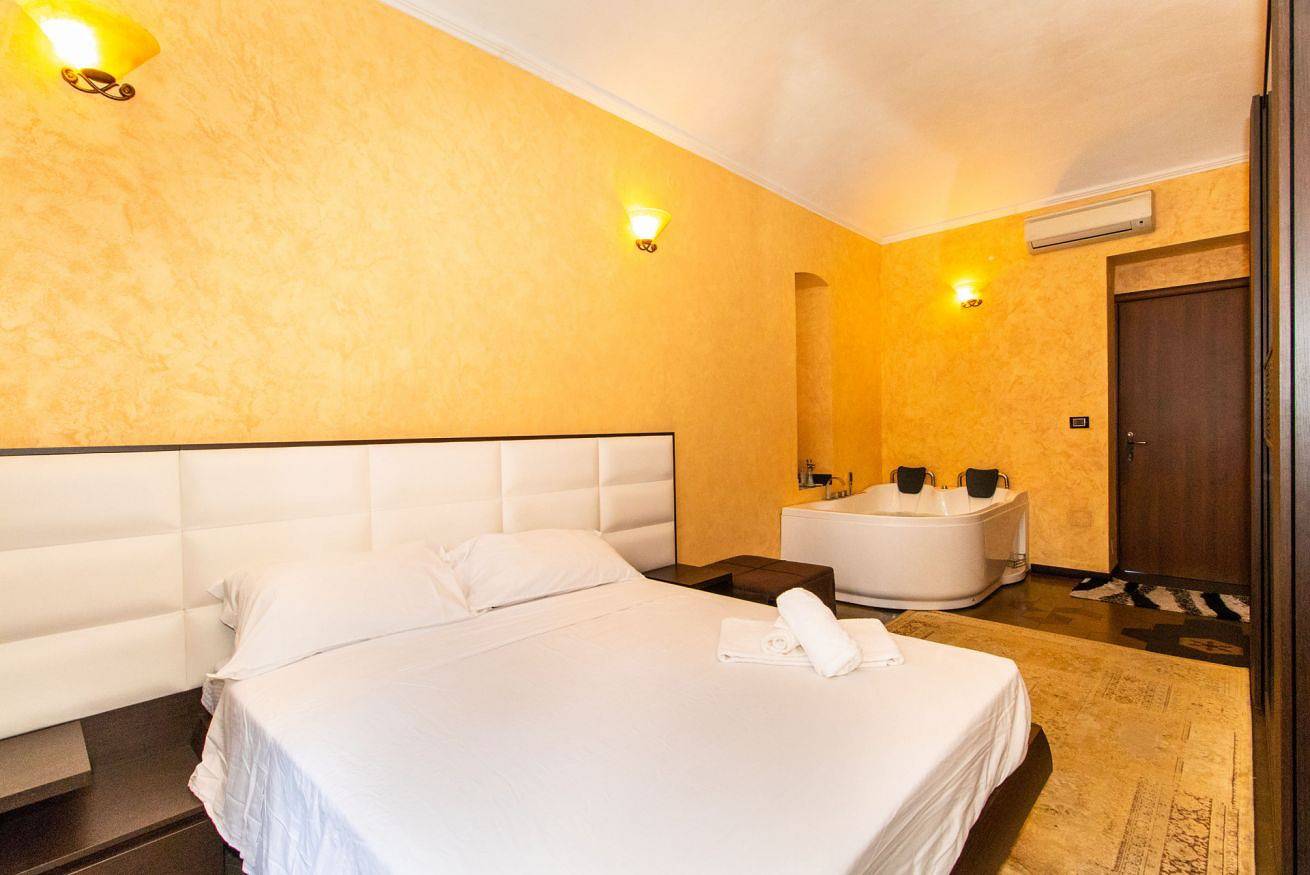 Entire apartment, Stylish Flatx2 Borgo San Paolo with Jacuzzi in Turin, Turin Province