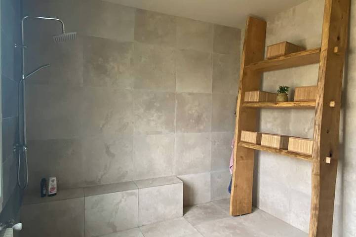 Fully equipped, air-conditioned house with a fenced-in yard, just a stone's throw from the Lot River and local shops in Fumel, Quercy