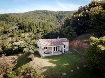 Gîte pour 6 personnes, avec piscine ainsi que jardin et terrasse à Asperjoc