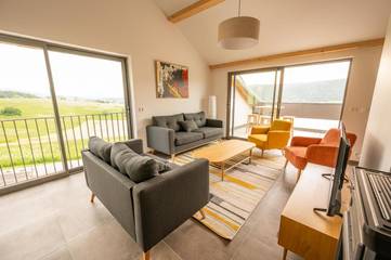 Gîte pour 8 personnes, avec vue sur le lac ainsi que terrasse et vue, adapté aux familles dans Lac des Rousses