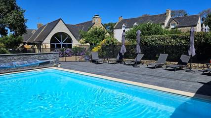 Gîte pour 3 personnes, avec terrasse et vue sur le lac ainsi que jardin et piscine à Belz