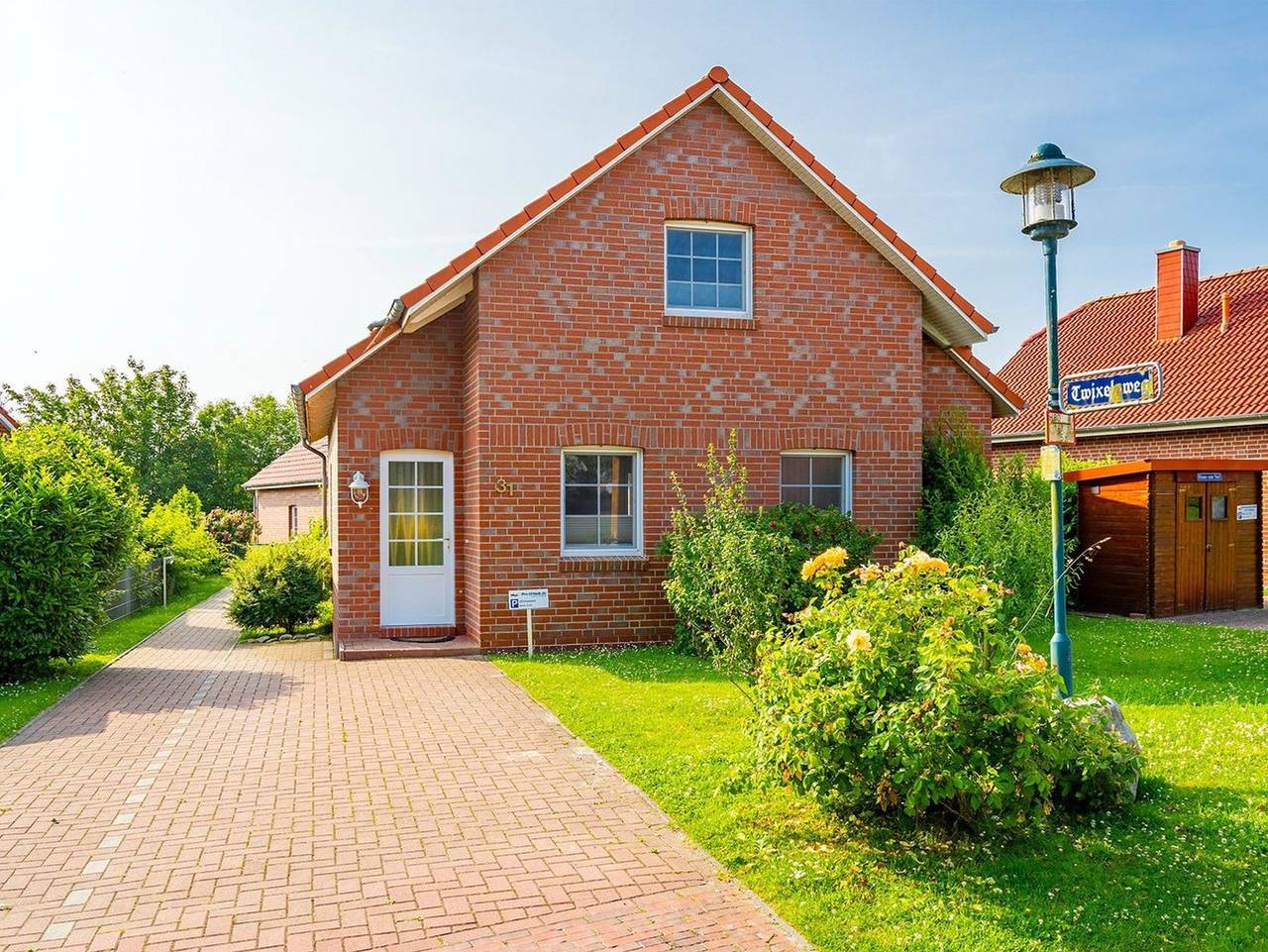 Mittsommer - Schönes Ferienhaus (100qm) für 6 Personen mit Kamin, Garten und Wasserzugang in Eilsum, Krummhörn