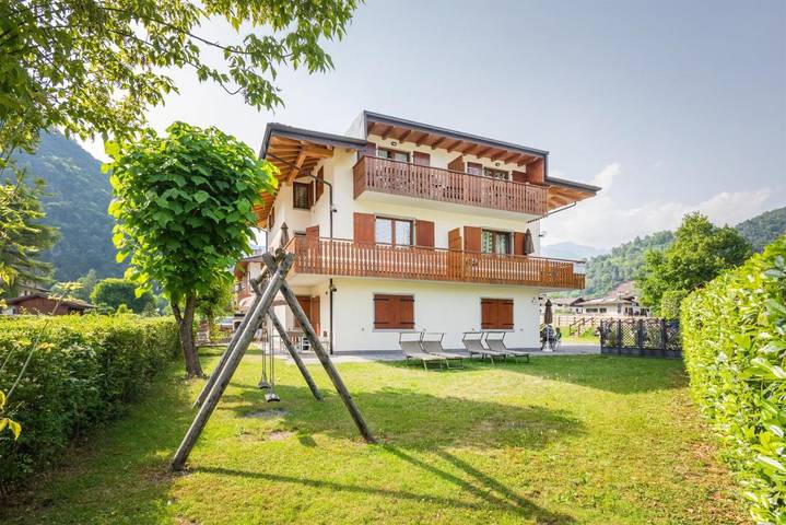 Appartamento per 5 persone, con Balcone e Terrazza nonché Giardino e Panorama a Pieve di Ledro