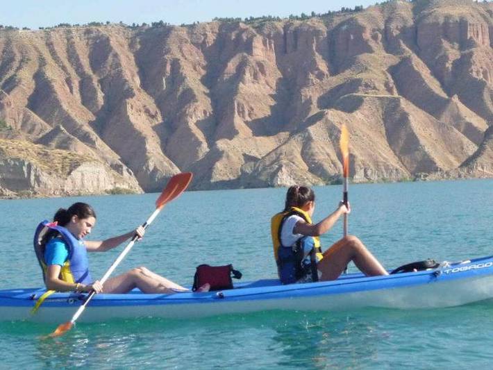 Casa rural para 18 personas, con terraza además de vistas al lago y vistas, Se admiten mascotas en Freila